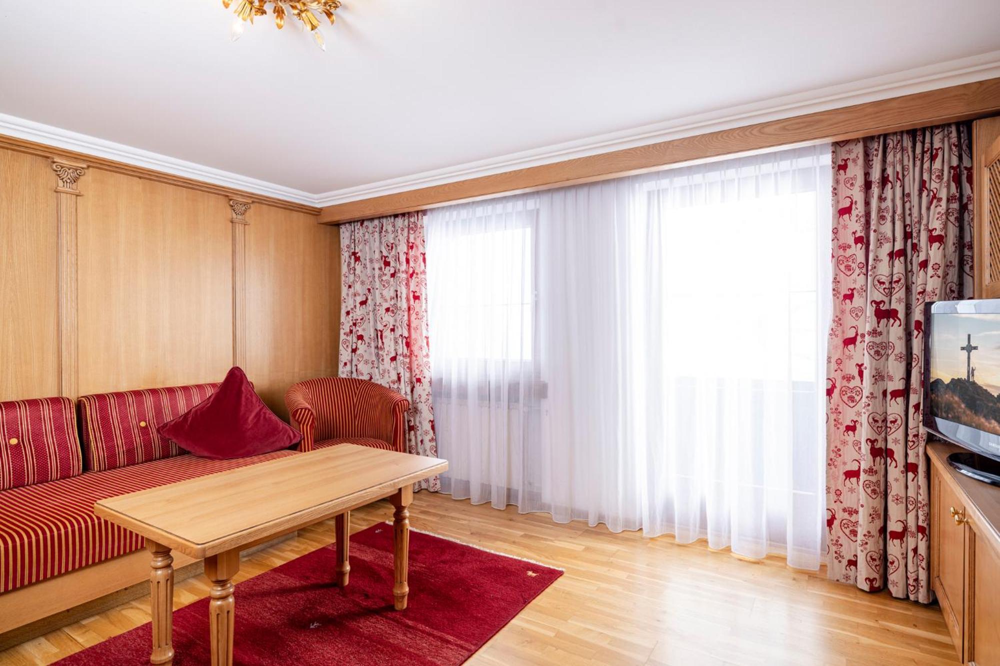Aparthotel Landhaus St. Joseph Mayrhofen Bagian luar foto