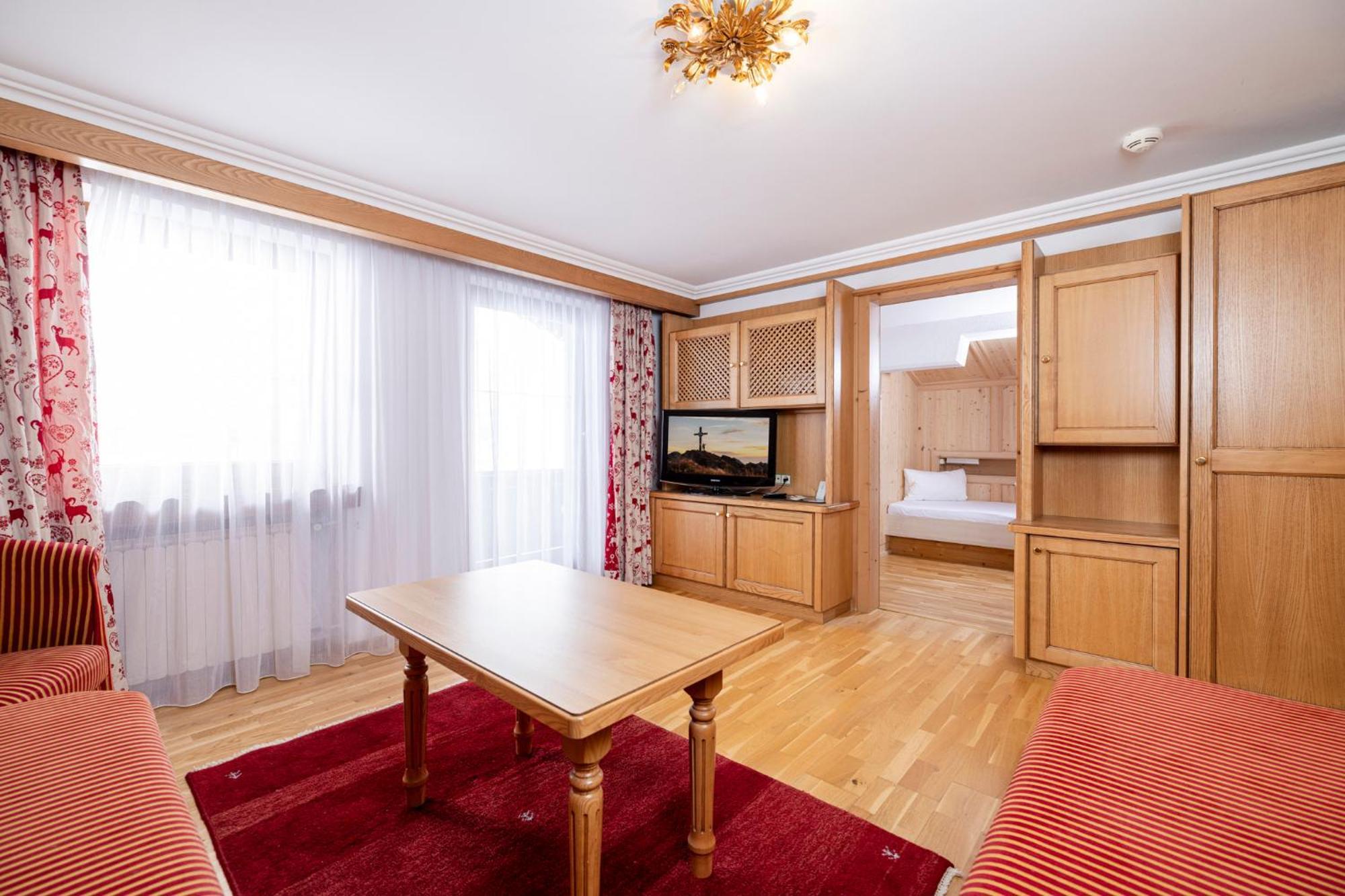 Aparthotel Landhaus St. Joseph Mayrhofen Bagian luar foto
