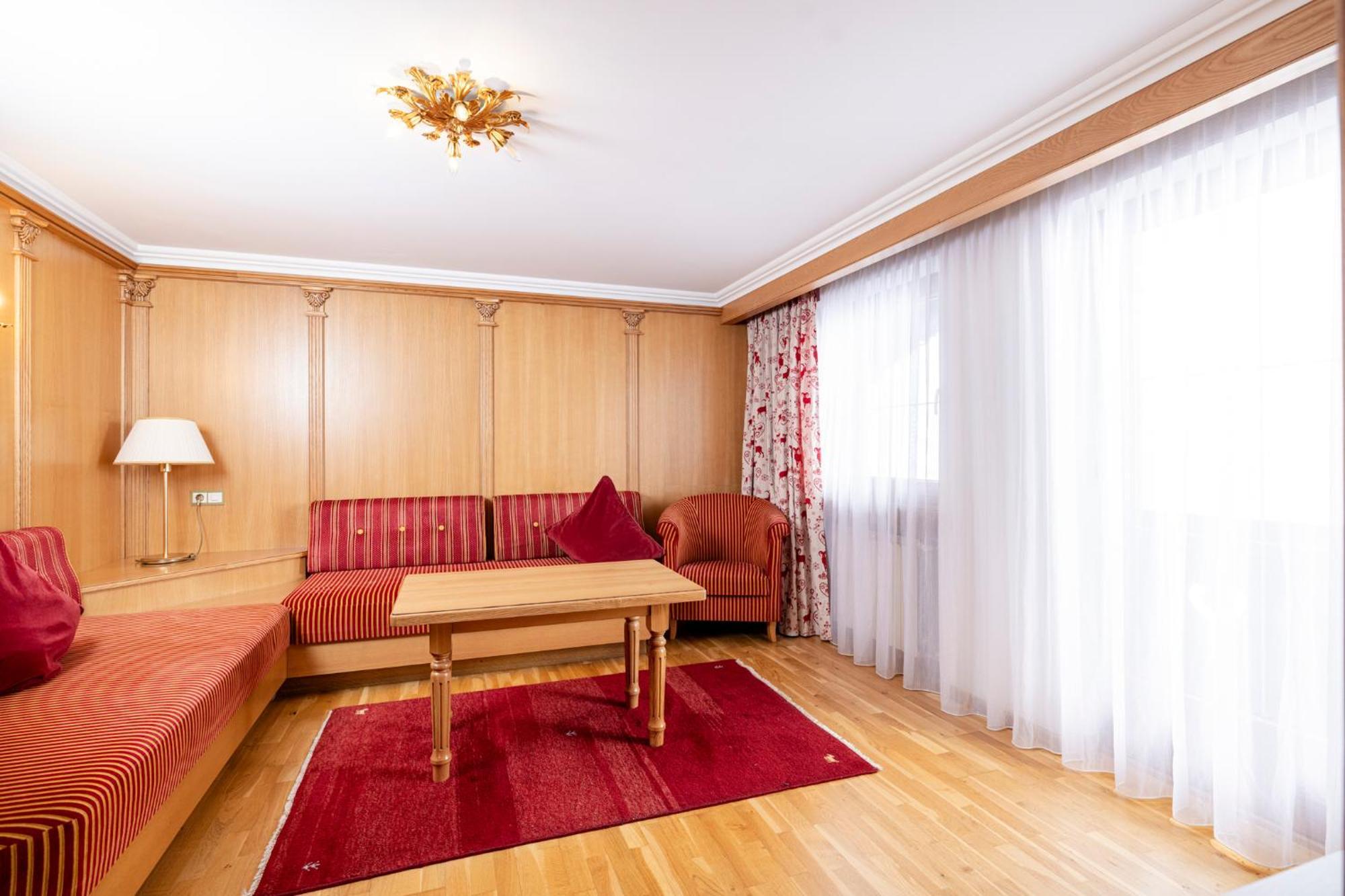 Aparthotel Landhaus St. Joseph Mayrhofen Bagian luar foto