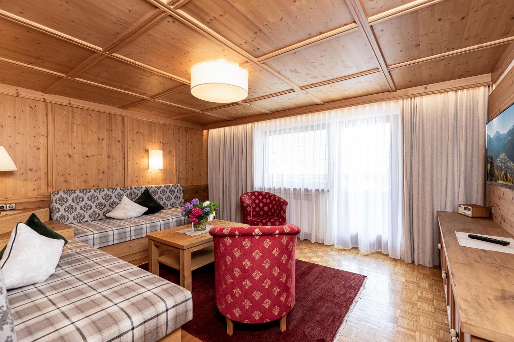 Aparthotel Landhaus St. Joseph Mayrhofen Bagian luar foto